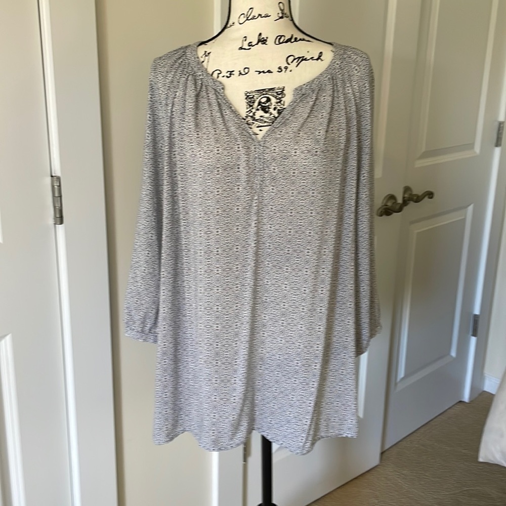 White/black woman’s blouse